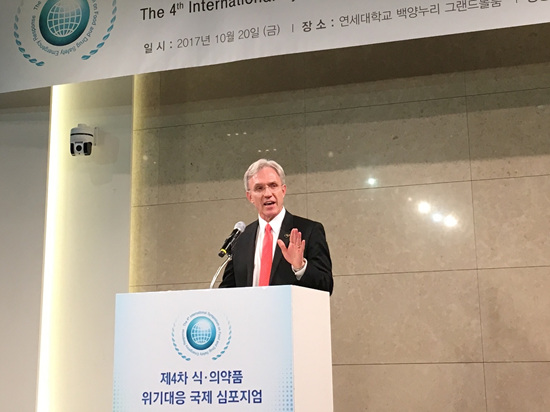 규모가 큰 위기일수록 위기 커뮤니케이션엔 신속성, 개방성, 일관성이 필요하다는 셀노우 교수