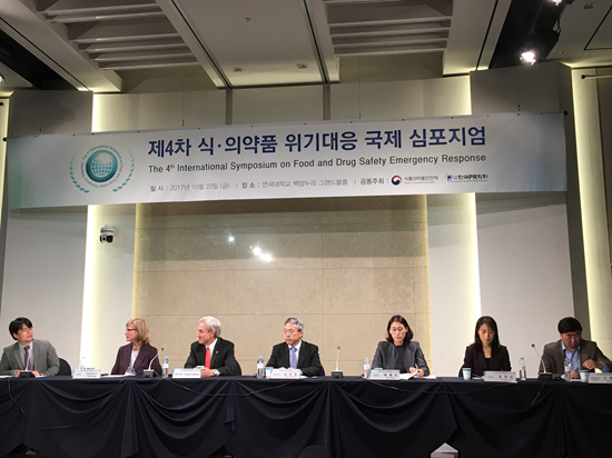 패널 토의자들은 전문 지식과 경험에서 얻는 감정적 지식 간의 차이를 좁혀야 한다고 입을 모았다.