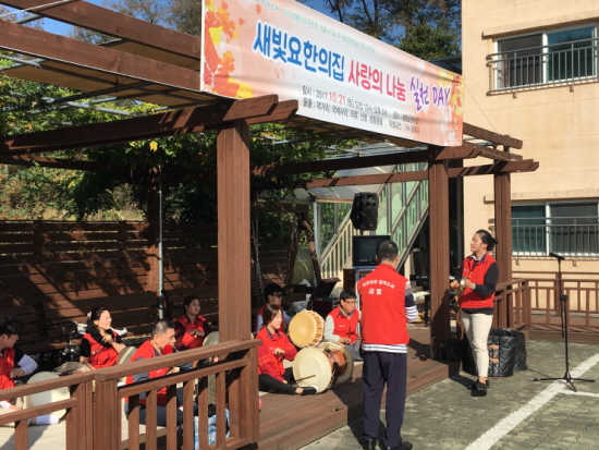새빛풍물팀이 축하공연을 하고 있다.