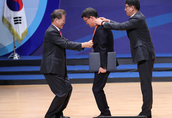 문재인 대통령이 26일 오전 전라남도 여수시 여수엑스포에서 열린 제5회 지방자치 박람회에서 자세를 낮춰가며 훈장을 수여하고 있다. <저작권자(c) 연합뉴스, 무단 전재-재배포 금지>