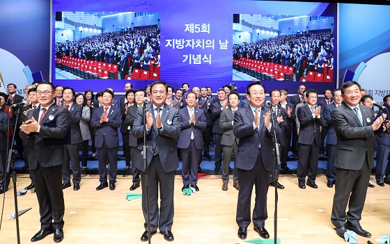  26일 오전 전라남도 여수시 여수엑스포에서 문재인 대통령이 참석한 가운데 열린 제5회 지방자치 박람회에서 시도지사협의회장인 김관용 경북도지사, 박성민 울산 중구청장, 양준옥 서울시의회의장, 이환설 경기 여주시의회 의장 등이 