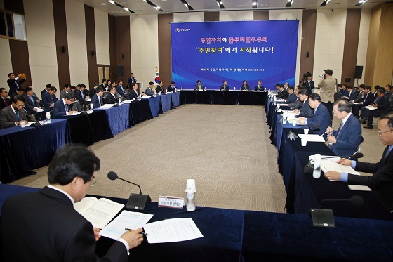 27일 오전 전남 여수세계박람회장에서 제26회 중앙·지방 정책협의회가 열리고 있다. 이날 심보균 행정안전부 차관 과 17개 시·도 부시장·부지사 및 서울 은평구청장, 광주 광산구청장이 참여하여 주민참여 활성화 관련하여 심도 깊은 토론이 이뤄졌다.