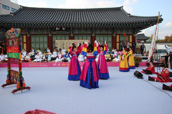 어르신들을 위한 청춘경로회 연회도 이어졌다