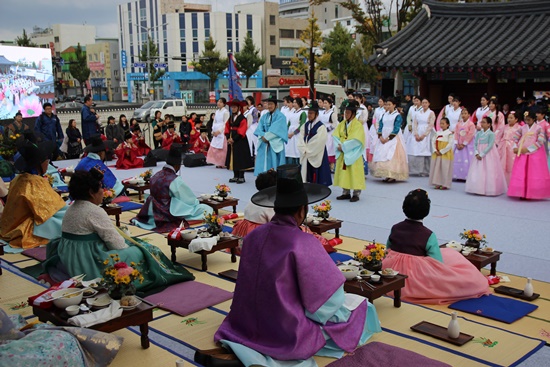 참석한 단체장과 시민들은 술,꽃,선물 등을 올리는 예를 올렸다