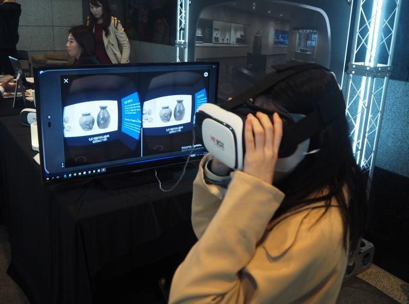 박물관 내부를 돌아 다니며 유물을 관람할 수 있는 360도 VR 박물관 체험 모습