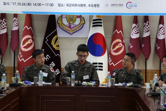 방사선사, 간호사 등 전문자격을 취득하여 활동 중인 전문의무병들.