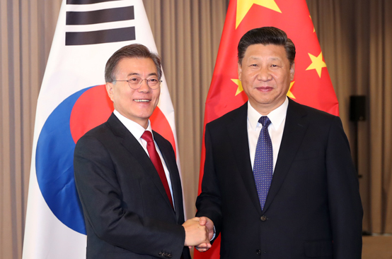 지난 7월 6일(현지시간) 문재인 대통령과 시진핑 중국 국가주석이 베를린 인터콘티넨탈 호텔에서 열린 한-중 정상회담에서 악수하며 미소 짓고 있다. <저작권자(c) 연합뉴스, 무단 전재-재배포 금지>