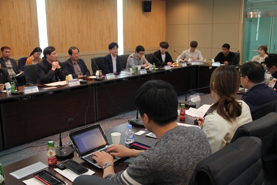(전남대 교수와 재학생 간담회) 애로사항을 기록하는 기획재정부 정책조정총괄과 김낙현 사무관
