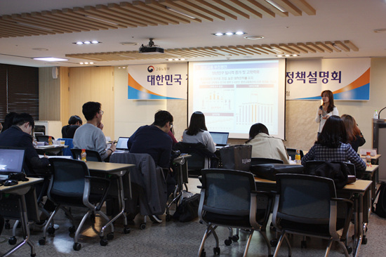 정책기자단이 설명을 귀기울여 듣고 있다.