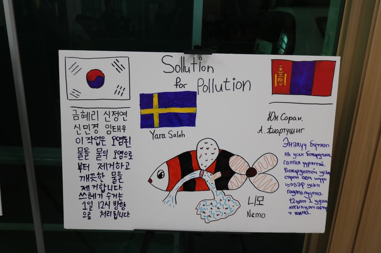 ▶행사장에 전시되고 있는 발명품 포스터