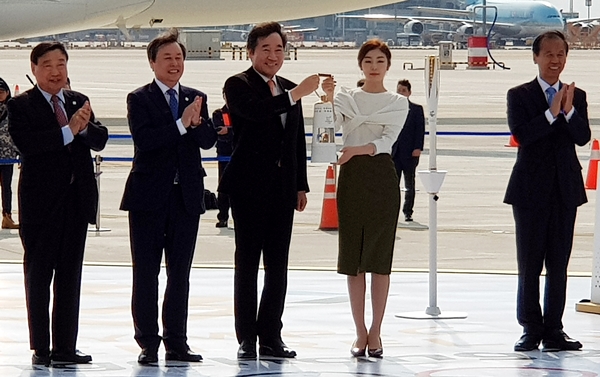 안전램프 안에 있는 성화를 보여주는 이 총리와 김연아 선수.