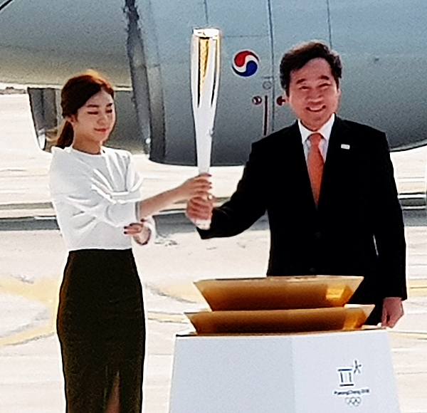 이낙연 총리와 김연아 선수가 성화봉을 들고 있다.