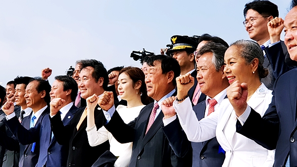 모두 한자리에서 평창을 응원,이낙연 총리,도종환 문체부장관, 최문순 강원도지사, 홍보대사 션,김연아,인순이 등 모두가 모여 평창 화이팅!