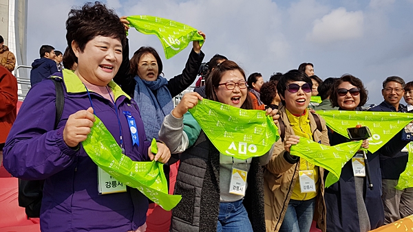 강릉에서 온 스마일 캠페인 회원들은 씩씩하게 응원했다
