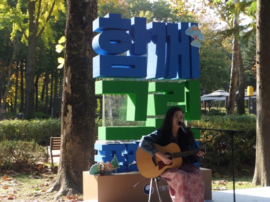 숲에서 즐기는 콘서트.