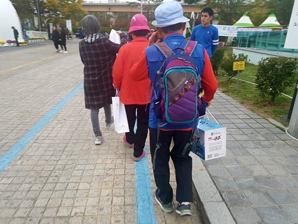 마을기업 상품들을 구매한 시민들.