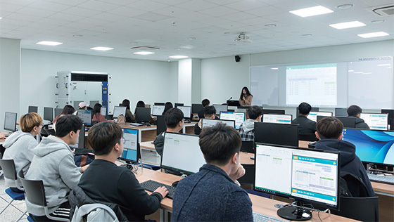 VR·AR·MR센터에서 수강 중인 수원대 학생들의 모습.(사진=C영상미디어)