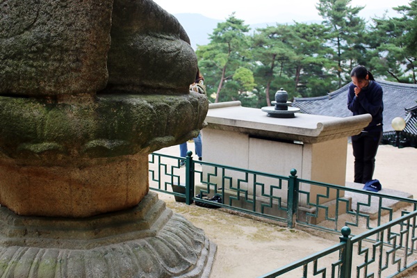 불교를 신앙으로 가진 참가자의 모습에서 경건함이 느껴진다