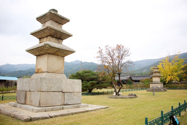 소박한 느낌의 경주 남산동 동서 삼층석탑