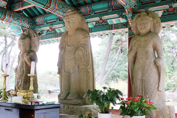 온화하고 자비로운 모습의 경주 배동 석조여래삼존입상