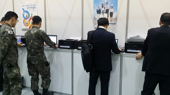 구직자들이 한쪽에 마련된 부스에서 면접에 필요한 자료를 준비하고 있다.