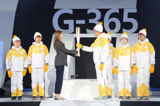 봉송에는 많은 스타들과 국민들이 참여한다.(출처=www.pyeongchang2018.com)