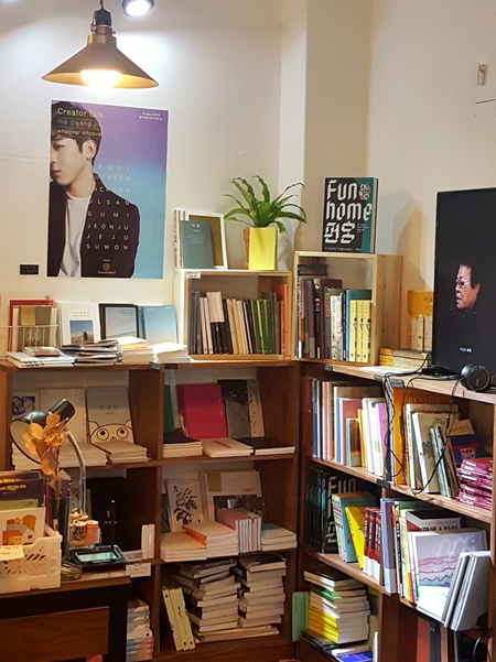 작가와의 대화, 예술가 프로젝트, 책꽃이마다 붙어있는 서점 주인의 정성과 재치어린 책 분야별 설명이 인상적인 