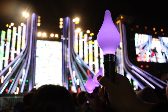 성화봉송 대장정을 축하하는 자리로, 성화봉송 모양의 야광봉을 흔들며 콘서트를 즐겼다.