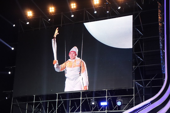 유승민 IOC 선수위원이 모두를 밝게 비출 성화 봉송을 들고 점화대로 향하는 아름다운 퍼포먼스의 현장도 연결하여 지켜보았다.