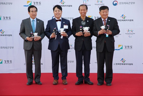 여형구 2018 평창 동계올림픽 조직위원회 사무총장, 김영진 한국연예제작자협회장, 최문순 강원도지사, 노태강 문화체육관광부 제2차관이 포토월에서 포즈를 취하고 있다