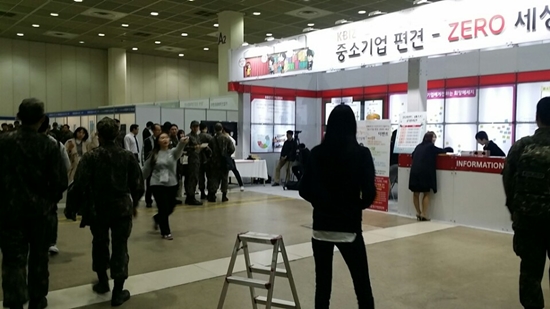 한쪽에는 구직자의 행렬로 가득찬 일자리매칭 상담부스가 보인다.