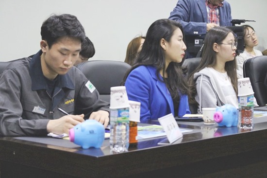 관계자들의 이야기를 노트에 기록하고 있는 취준생들