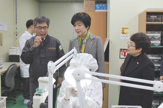작업 현장을 함께 둘러 보는 김영주 고용노동부장관 