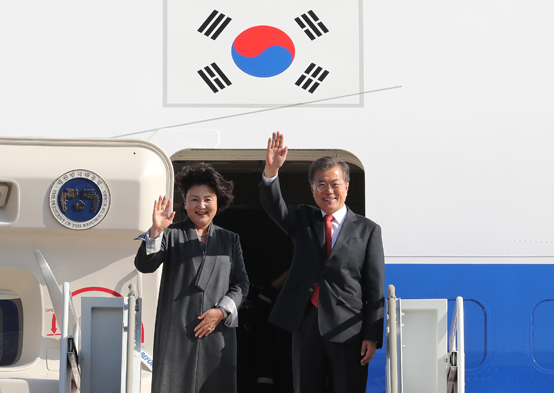 문재인 대통령과 부인 김정숙 여사가 인도네시아 국빈방문 및 APEC(아시아태평양경제협력체), ASEAN(동남아시아국가연합)+3, EAS(동아시아정상회의) 정상회의에 참석차 8일 오후 성남 서울공항을 통해 출국하고 있다. <저작권자(c) 연합뉴스, 무단 전재-재배포 금지>