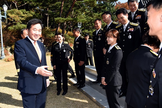 이낙연 국무총리가 9일 오후 서울 삼청동 공관에서 소방의 날을 기념해 열린 소방공무원 격려 오찬행사에서 