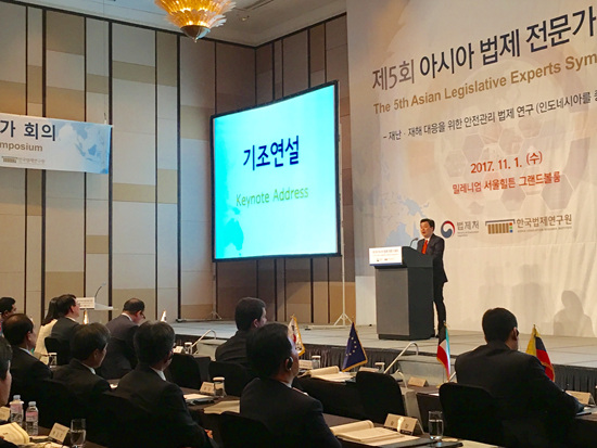 인재에 대응할 땐 자연 재해 대응 법제에서 가지는 인식과 적용방식을 바꿔야 한다는 이국운 학부장.