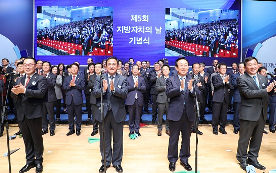 지난 달 26일 전남 여수시 여수엑스포에서 문재인 대통령이 참석한 가운데 열린 제5회 지방자치 박람회에서 시도지사협의회장인 김관용 경북도지사, 박성민 울산 중구청장, 양준옥 서울시의회의장, 이환설 경기 여주시의회 의장 등이 ‘자치분권 여수선언’을 마친 뒤 박수치고 있다. (사진=저작권자(c) 연합뉴스, 무단 전재-재배포 금지)  