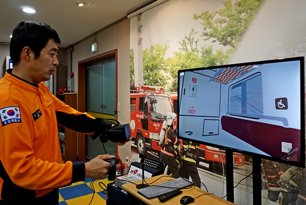 VR에 관해 설명을 하고 있다. 필자가 이곳에서 VR 두 번째 체험자라고 했다. 