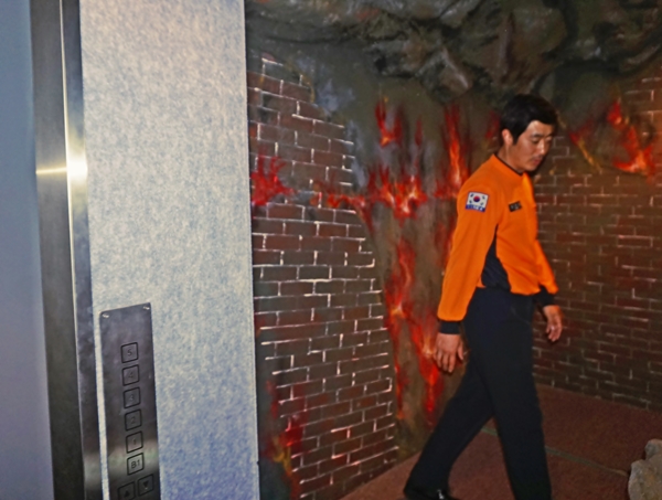연기실 중간에 있는 엘리베이터. 누르려고 하자 화재시, 절대 타면 안된다고 했다.