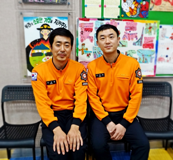  중부소방서 당직근무를 섰을 때, 숭례문 현장을 직접 본 일이 가슴 아팠다는 강경섭 주임(좌)과 전민호 대원(우), 