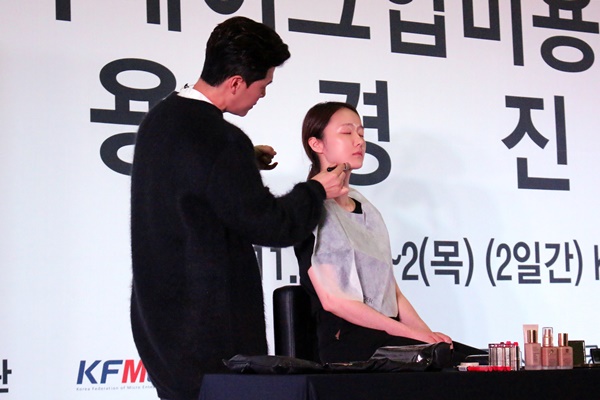 메이크업 아티스트의 기술을 가까이에서 볼 수 있었다