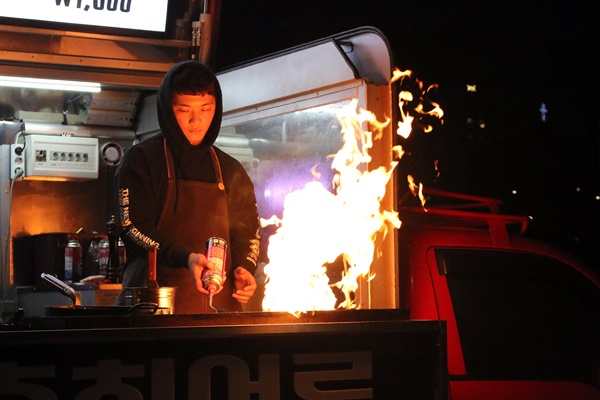 열정을 다해 음식을 조리하는 청년의 모습이 눈에 들어왔다