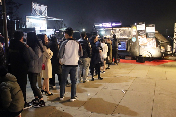 인기가 높은 푸드트럭은 한참을 기다려야 했다
