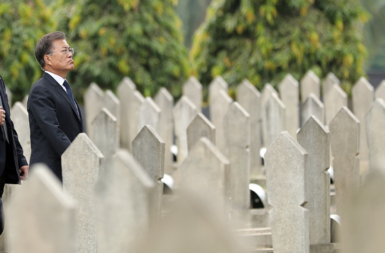 문재인 대통령이 9일 오전(현지시간) 인도네시아 자카르타 칼리바타 영웅묘지를 찾아 묘역을 둘러보고 있다. <저작권자(c) 연합뉴스, 무단 전재-재배포 금지>