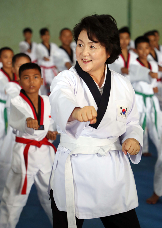 인도네시아 보고르시 알 아쉬리야 누룰 이만 이슬람 기숙학교 학생들과 태권도 자세를 하고 있는 김정숙 여사. <저작권자(c) 연합뉴스, 무단 전재-재배포 금지>