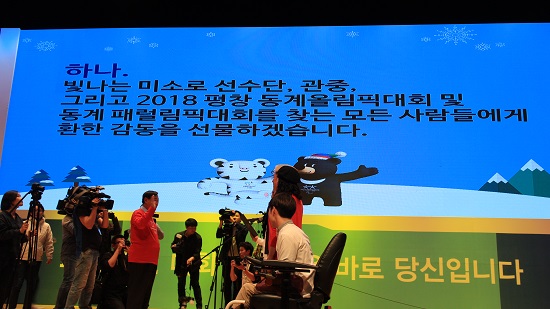 김병만 단장이 대표 자원봉사자와 선서