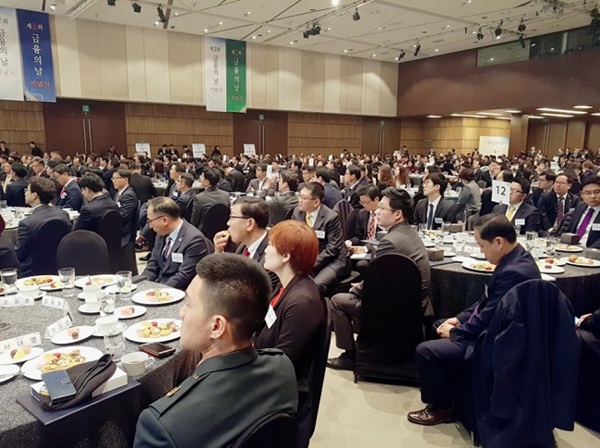 기념식에 많은 사람들이 참여했다.