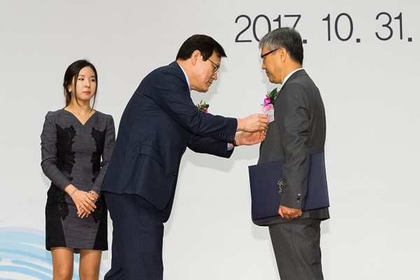 훈장을 수여받는 장범식 교수.(출처= 금융위원회)