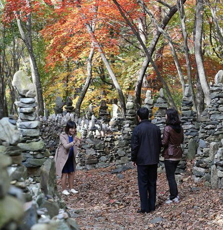 백두대간 첩첩산중인 노추산 계곡을 따라 900ｍ 정도 가면 모정탑이 나타난다.(사진=저작권자(c) 연합뉴스, 무단 전재-재배포 금지)