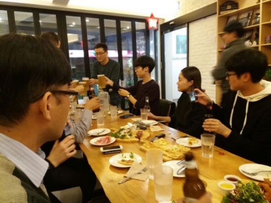 마지막까지 이어진 근로자들과의 호프 타임.